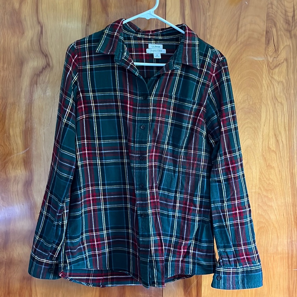 L. L. Bean women’s long sleeve green flannel shirt size medium slightly fitted